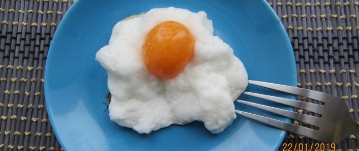 Kokošje jaje na oblaku