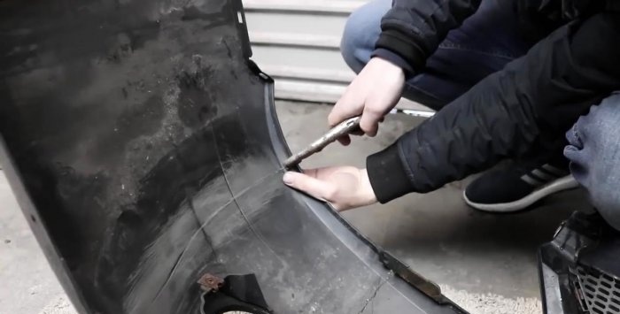 So reparieren Sie einen Riss an der Stoßstange eines Autos
