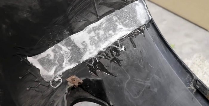 Como consertar uma rachadura no pára-choque de um carro