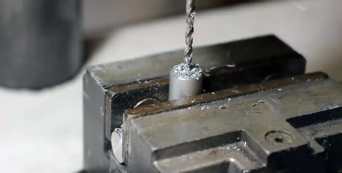 Paano tumpak na mag-drill ng isang butas sa gilid sa isang bilog na workpiece