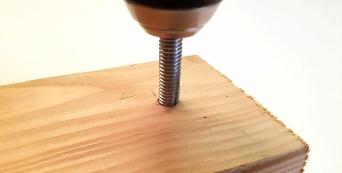 Făcând un robinet de lemn dintr-un șurub