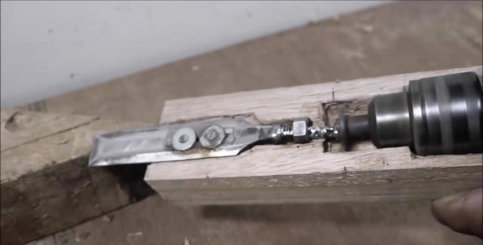 Montar un cincel eléctrico a partir de un taladro.