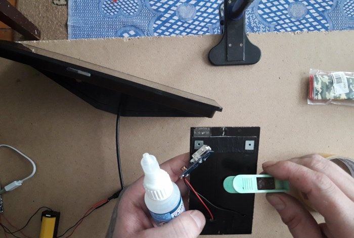 Autonómny napájací zdroj pre anténu so zosilňovačom zo solárnej batérie
