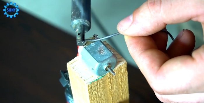 Hoe maak je een eenvoudig laserniveau vanaf een aanwijzer