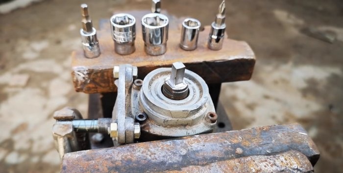 Eine Vorrichtung für einen Schraubendreher aus dem Getriebe eines kaputten Winkelschleifers