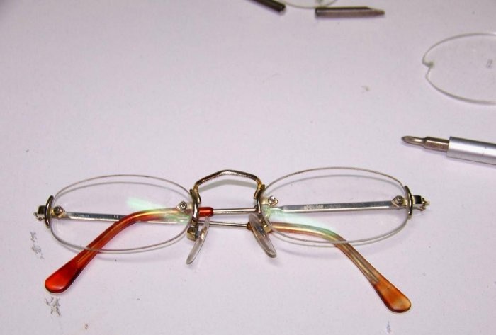 Hurtig reparation af brillestel