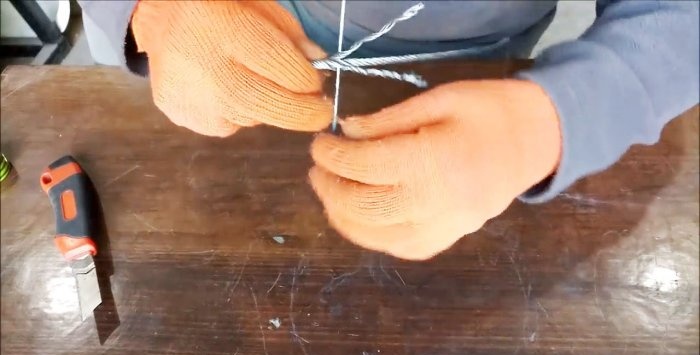 Wie man das Ende eines Seils zu einer Schlaufe flechtet