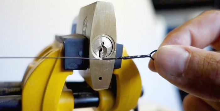Hur man tar bort en trasig nyckel från ett lås