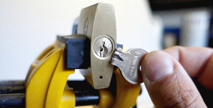 Jak wyjąć zepsuty klucz z zamka
