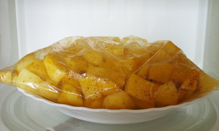 Gouden aardappelen in de magnetron in 5 minuten