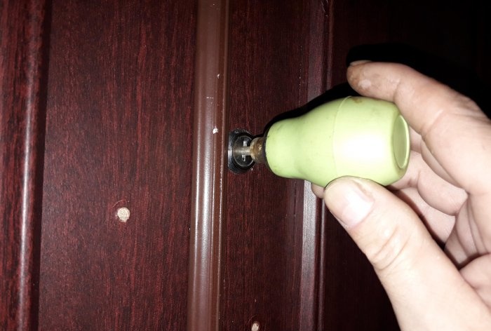 Cómo lubricar una cerradura con un simple lápiz.