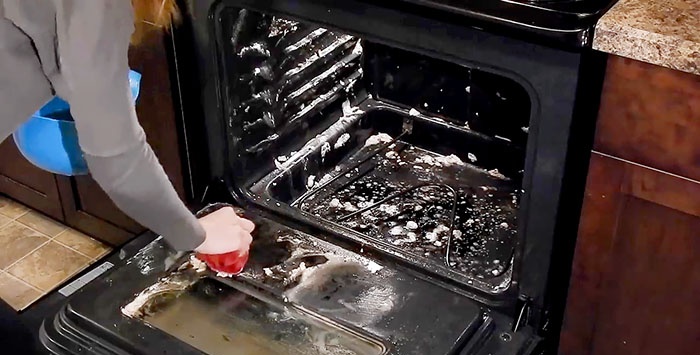 Πώς να καθαρίσετε το φούρνο χρησιμοποιώντας μαγειρική σόδα και ξύδι