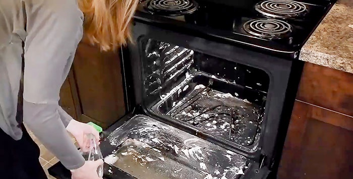 Cum să curățați cuptorul cu bicarbonat de sodiu și oțet