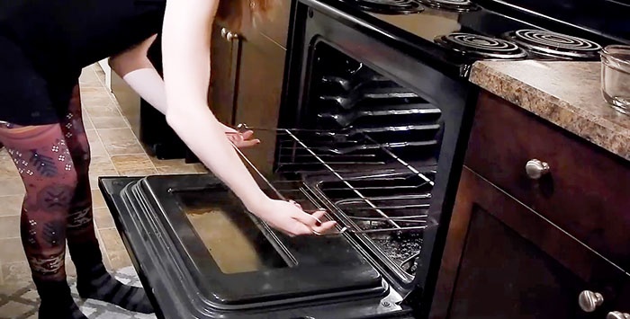 Como limpar o forno com bicarbonato de sódio e vinagre