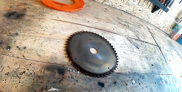How to make a garden auger from a saw blade