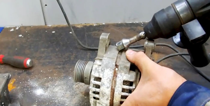 Um martelo perfurador é um auxiliar indispensável na reparação de automóveis.