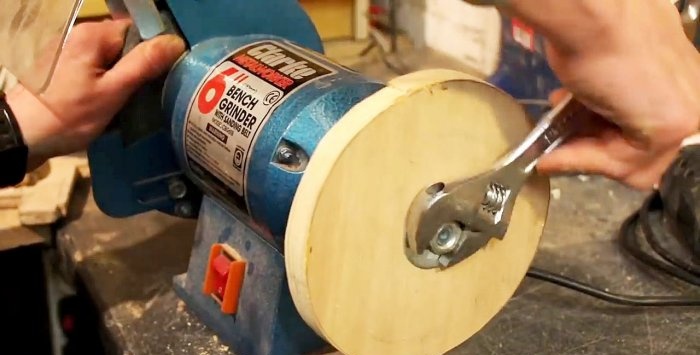 Nous utilisons un disque en bois pour affûter rapidement les couteaux