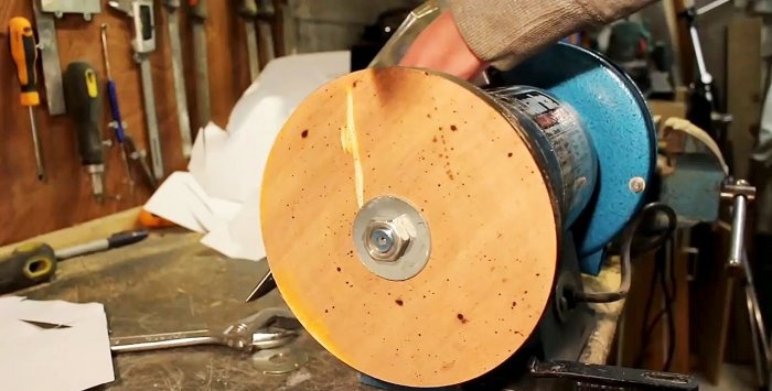 Folosim un disc de lemn pentru a ascuți rapid cuțitele