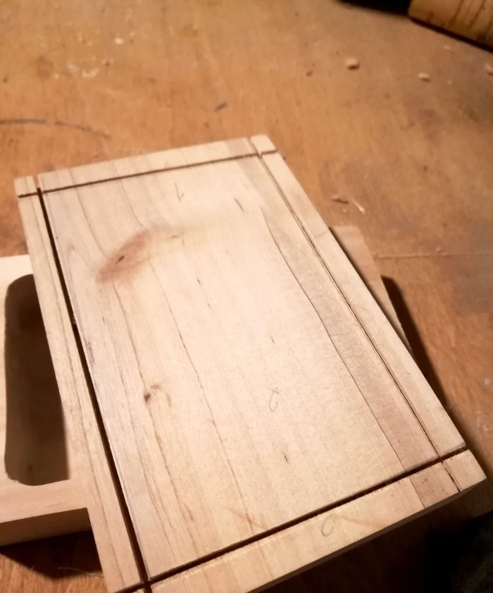 Wie man aus Erle und Maserholz eine ungewöhnliche Schachtel herstellt