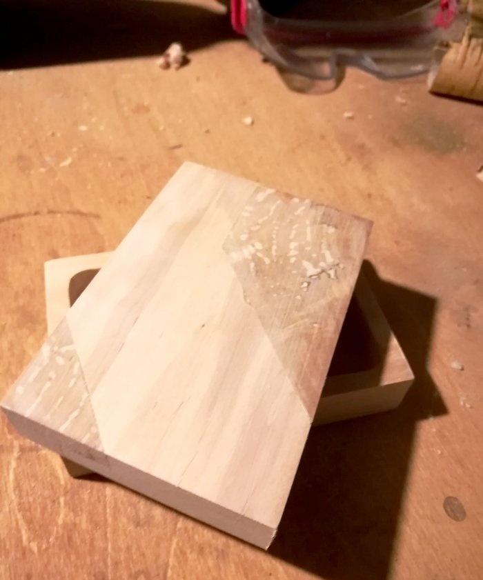 Jak vyrobit neobvyklou krabici z olše a burlu