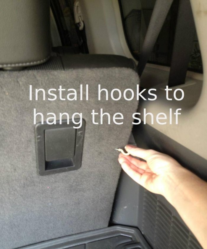 Tablette pliante pratique dans le coffre d'une voiture