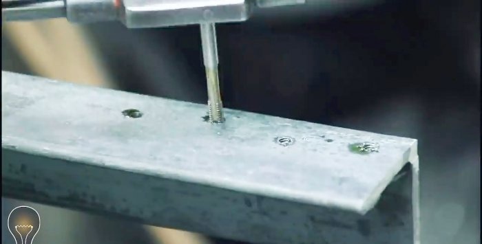 Πώς να φτιάξετε ένα λυγιστή φύλλων από μια γωνία και μεντεσέδες πόρτας