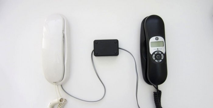 En enkel intercom laget av et par gamle telefoner med ledning