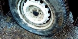 Cómo cambiar un neumático sin gato