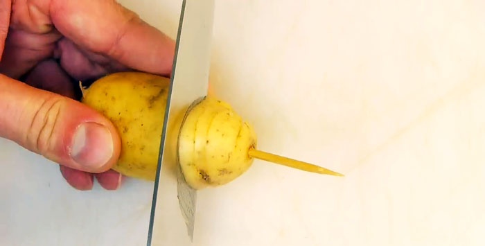 So schneiden Sie Kartoffeln mit einem normalen Messer in Spiralen