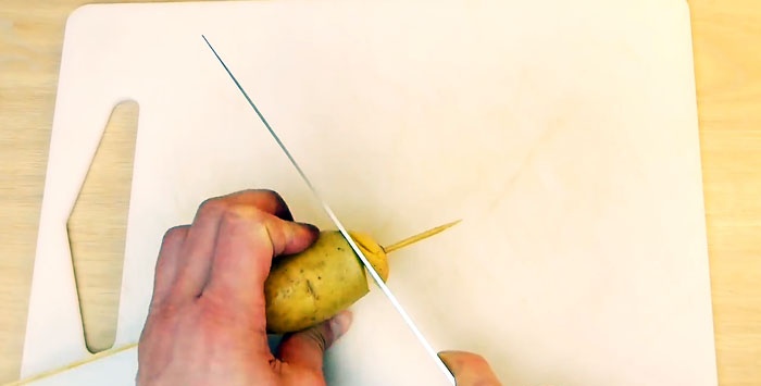 Hogyan vágjunk burgonyát spirálra egy normál késsel