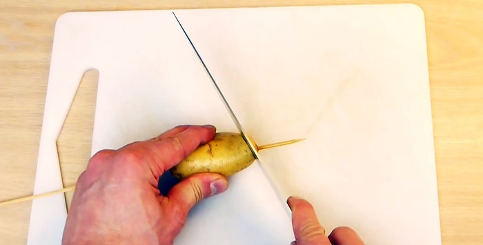 Hvordan kutte poteter i spiraler med en vanlig kniv