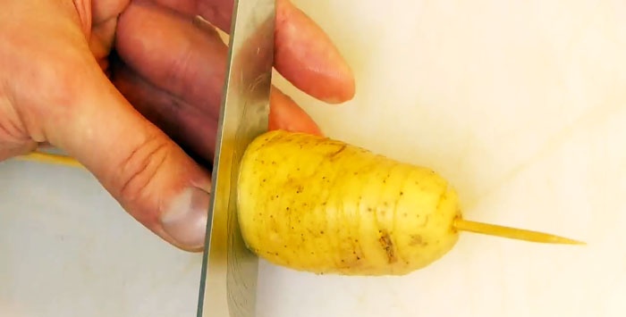 So schneiden Sie Kartoffeln mit einem normalen Messer in Spiralen