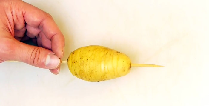 Bagaimana untuk memotong kentang menjadi lingkaran dengan pisau biasa