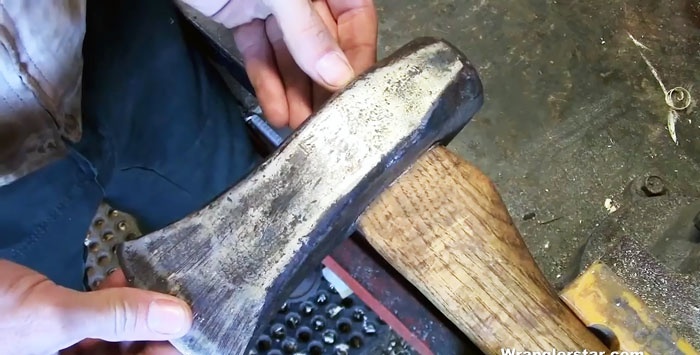 Come rimuovere i cunei usurati e riattaccare la testa dell'ascia al manico dell'ascia