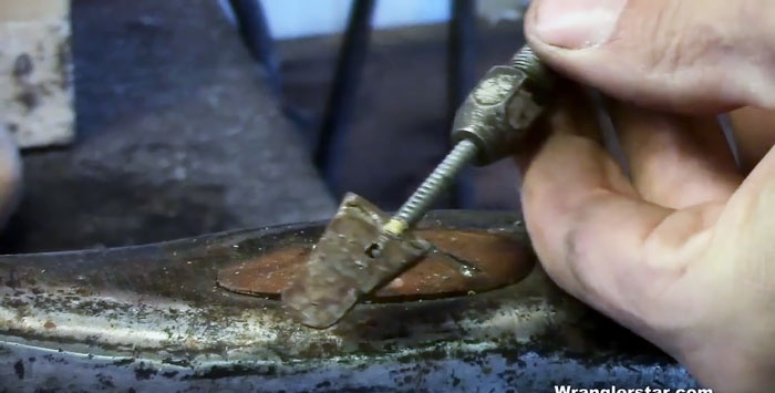 Sådan fjerner du slidte kiler og fastgør øksehovedet til økseskaftet igen