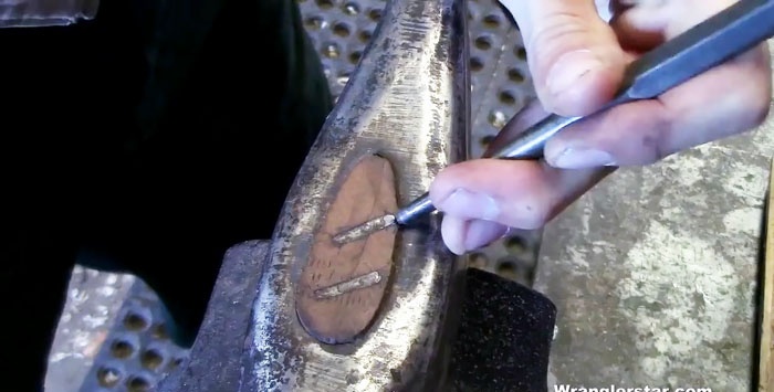 Come rimuovere i cunei usurati e riattaccare la testa dell'ascia al manico dell'ascia