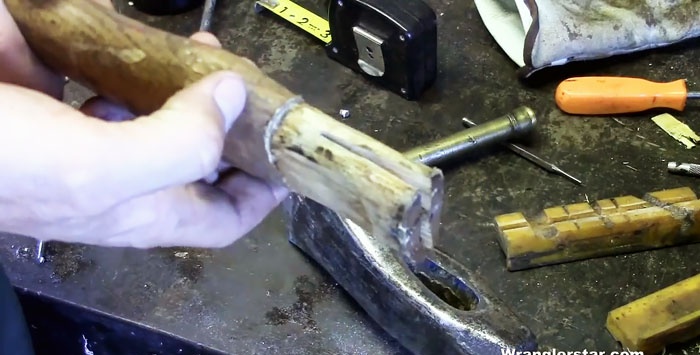 Cómo quitar las cuñas desgastadas y volver a colocar la cabeza del hacha en el mango del hacha