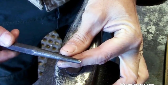 Cómo quitar las cuñas desgastadas y volver a colocar la cabeza del hacha en el mango del hacha