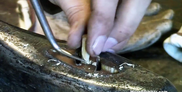 Πώς να αφαιρέσετε τις φθαρμένες σφήνες και να συνδέσετε ξανά την κεφαλή του τσεκούρι στη λαβή του τσεκούρι