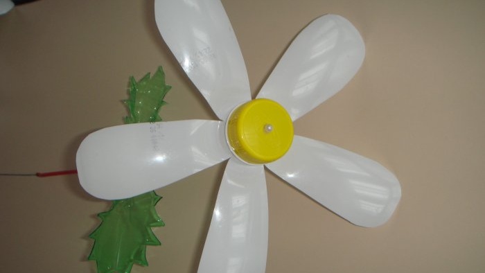 Secrets of making daisies from plastic bottles
