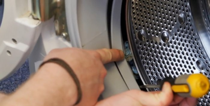 Hur man tar bort små föremål som fastnat bakom trumman från en tvättmaskin