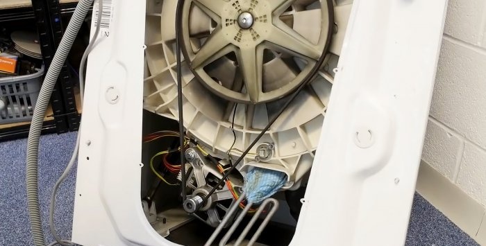 So entfernen Sie kleine Gegenstände, die sich hinter der Trommel verfangen haben, aus einer Waschmaschine