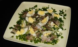 Salada russa de arenque levemente salgado e ovos