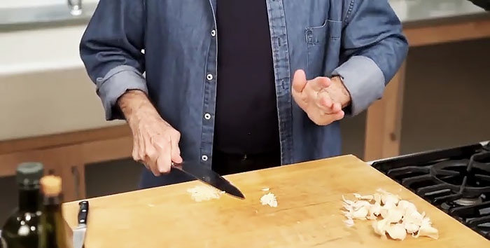 Bagaimana dengan cepat mengupas dan memotong bawang putih - nasihat chef