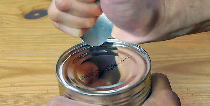 Hur man öppnar en plåtburk med en sked