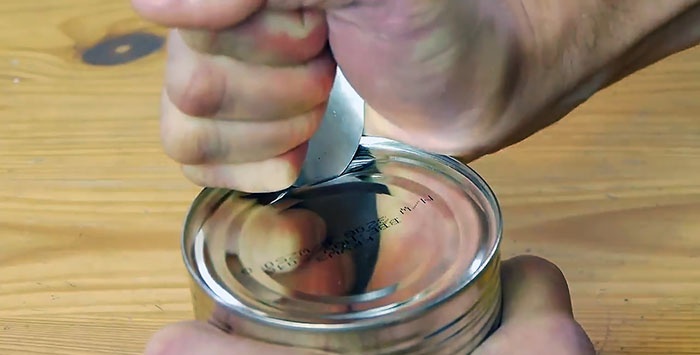 Como abrir uma lata com uma colher