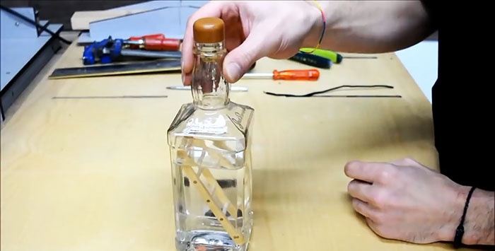 كيفية وضع سلم في زجاجة