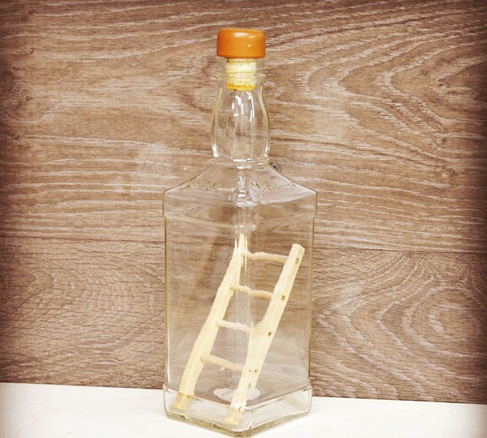 Как да поставите стълба в бутилка