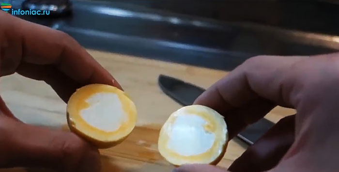 Cách luộc trứng với lòng đỏ hướng ra ngoài