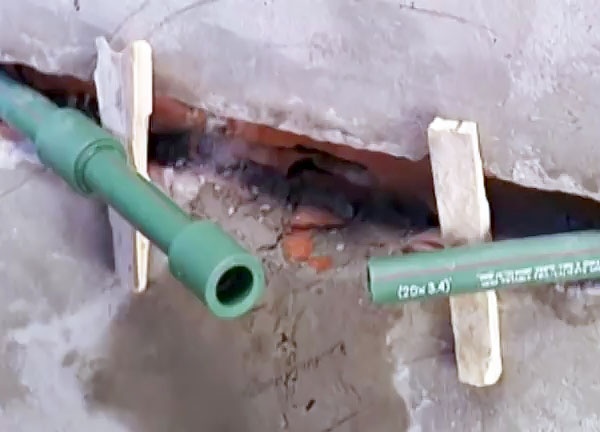 Um tubo de propileno foi perfurado Duas tecnologias de reparo